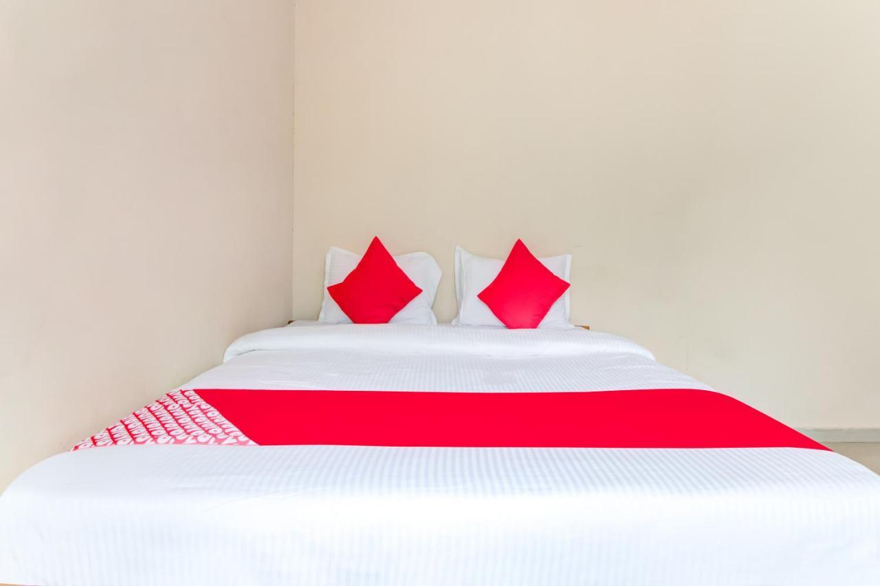 Oyo 48915 Chaitanya Green Park Vani Room photo